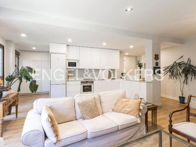 Apartamento en venta en Madrid, Sanchinarro. Moderno y amplio bajo con gran jardín en Sanchinarro. Apartamentos.