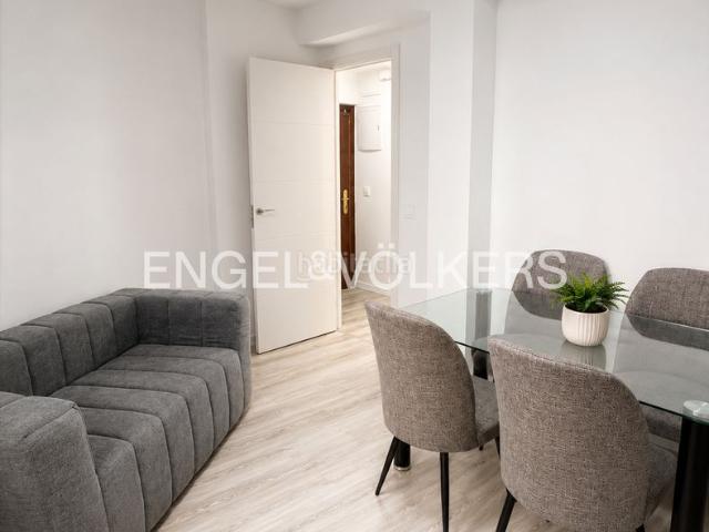 Apartamento en venta en Madrid, Pinar del Rey. Luminoso bajo reformado y amueblado a estrenar frente al Parque Pinar del Rey. Apartamentos.