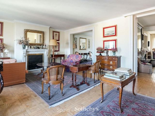 Apartamento en venta en Madrid, Recoletos. Extraordinaria oportunidad de inversión en el corazón de Recoletos. Apartamentos.