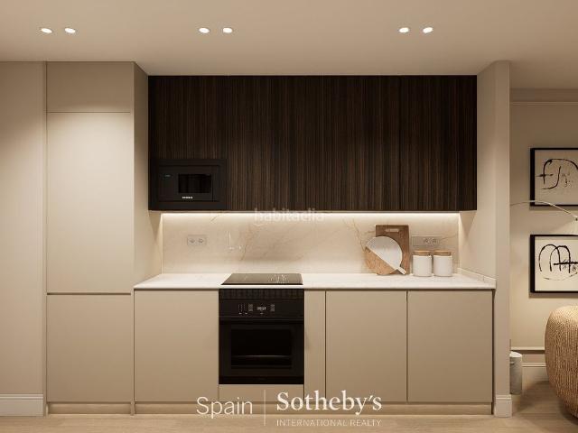 Apartamento en venta en Madrid, Recoletos. Elegante piso de 2 dormitorios en Madrid Central. Apartamentos.