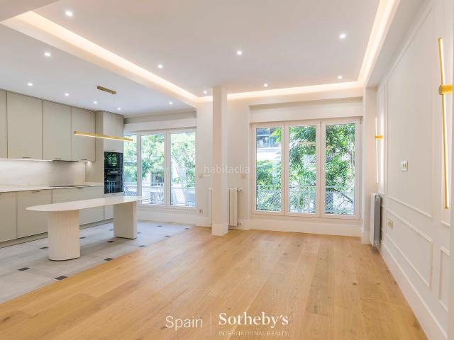 Apartamento en venta en Madrid, Ríos Rosas Nuevos Ministerios. Piso con balcones en Chamberí. Apartamentos.