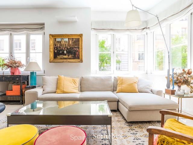 Apartamento en venta en Madrid, Ríos Rosas Nuevos Ministerios. Piso exterior reformado y luminoso en el centro de Chamberí. Apartamentos.