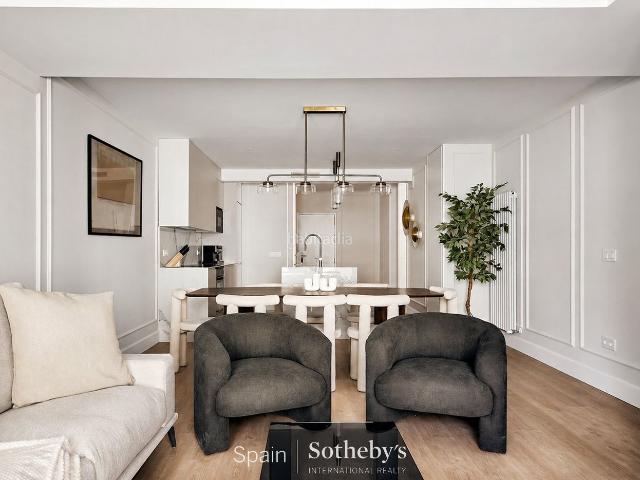 Apartamento en venta en Madrid, Trafalgar. Piso Reformado de Estilo Contemporáneo en Chamberí, Madrid. Apartamentos.