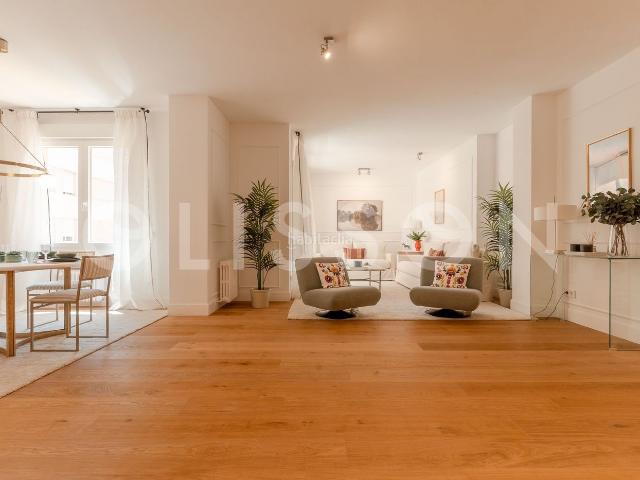 Apartamento en venta en Madrid, Trafalgar. Una vivienda de lujo con garaje junto a Alonso Martínez. Apartamentos.