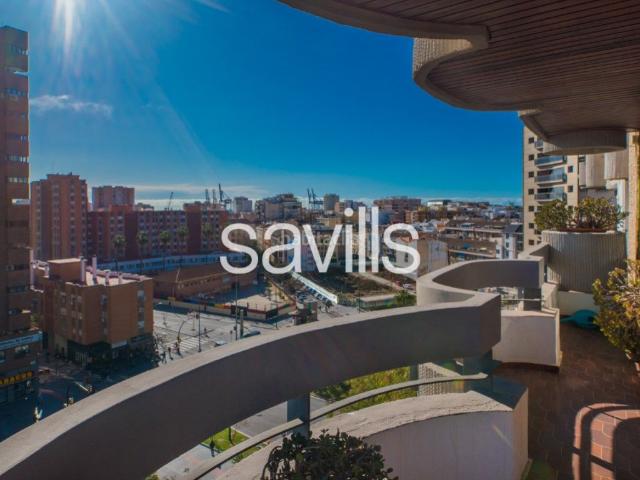 Apartamento en venta en Málaga, Carranque Haza Cuevas. Amplio piso de cinco dormitorios con vistas panorámicas, garaje, conserje y ubicación céntrica privilegiada excelente. Apartamentos.