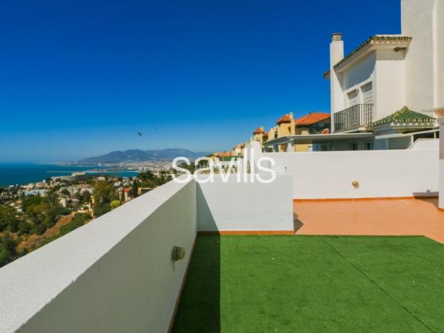 Apartamento en venta en Málaga, Cerrado de Calderón Hacienda Paredes. Savills presenta este ático dúplex de 256m construidos ubicado en la parte alta del Cerrado de Calderón. El ático cuenta con una.