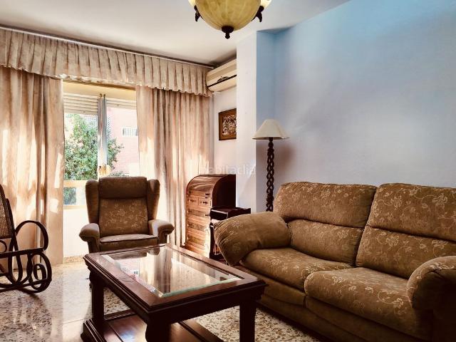 Apartamento en venta en Málaga, El Molinillo Capuchinos. Amplio piso de 4 dormitorios con gran plaza de garaje junto al centro de Málaga. Apartamentos.