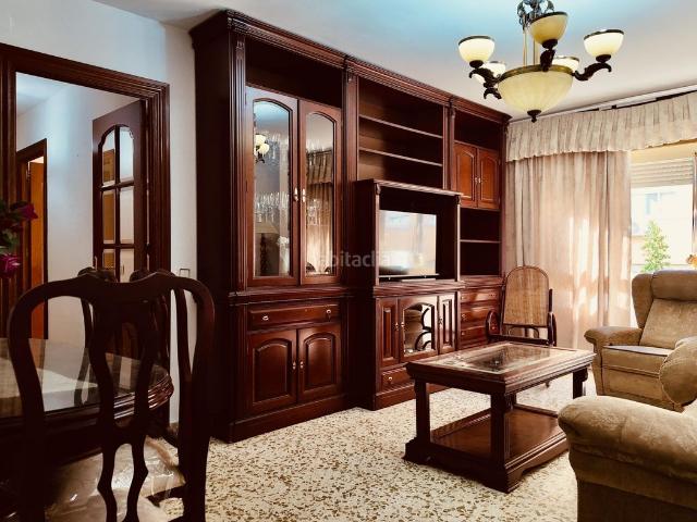 Apartamento en venta en Málaga, El Molinillo Capuchinos. Amplio piso de 4 dormitorios con gran plaza de garaje junto al centro de Málaga. Apartamentos.