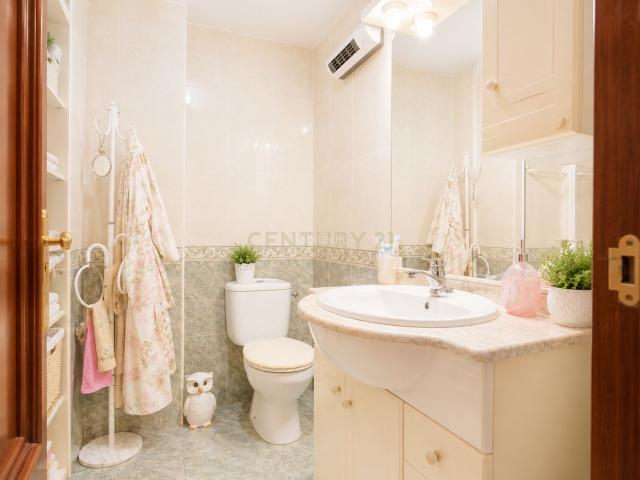 Apartamento en venta en Málaga, Los Guindos Parque Mediterráneo Santa Paula. Amplio piso de 4 dormitorios con terraza en Los Guindos, Málaga. Apartamentos.