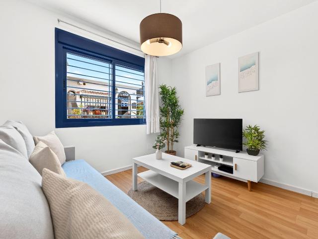 Apartamento en venta en Málaga, Pedregalejo Morlaco. Moderno apartamento con licencia turística en Málaga Este. Apartamentos.