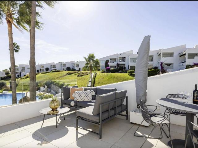 Apartamento en venta en Marbella, Aloha. Ático reformado con vistas al mar y golf en Nueva Andalucía, Marbella. Apartamentos.