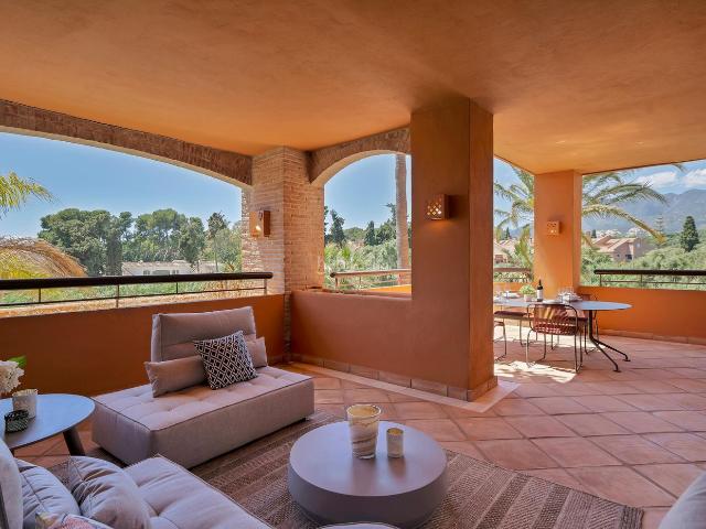 Apartamento en venta en Marbella, Bahía de Marbella. Exclusiva vivienda en segunda línea de playa en Urbanización Gran Bahía Bahía de Marbella. Apartamentos.