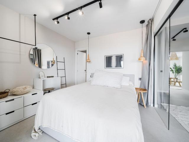 Apartamento en venta en Marbella, Casco Antiguo. Lujosa propiedad de tres niveles con dormitorio de estilo escandinavo, piscina climatizada y impresionante terraza en la azotea co. Apartamentos.