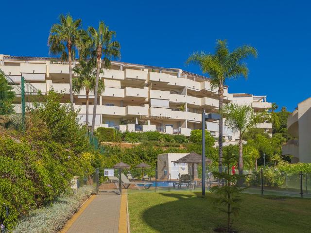 Apartamento en venta en Marbella, Elviria. Maravilloso apartamento reformado con vistas al mar y a la montaña en Elviria, Marbella. Apartamentos.