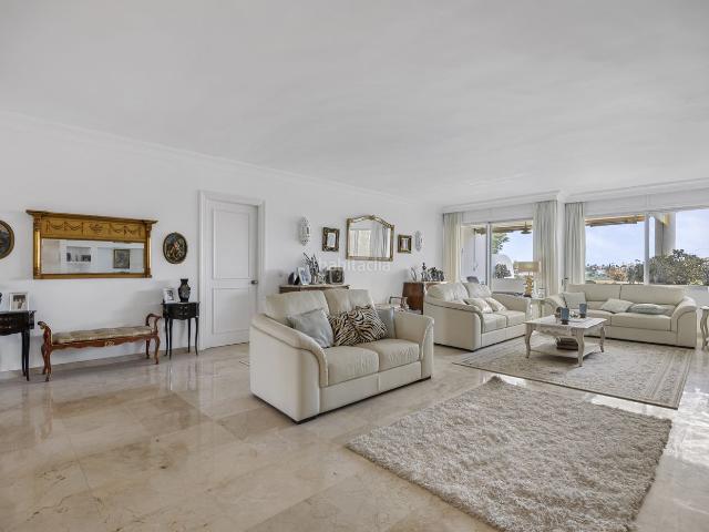 Apartamento en venta en Marbella, Guadalmina Alta. Excepcionalmente amplio, soleado apartamento, 2 dormitorios, 2 baños, en la inmejorable y prestigiosa zona de Guadalmina Alta. Apartamentos.