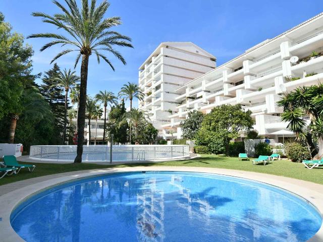 Apartamento en venta en Marbella, La Carolina Guadalpín. Apartamento en Urbanización Jardines del Mar para reformar en venta. Apartamentos.