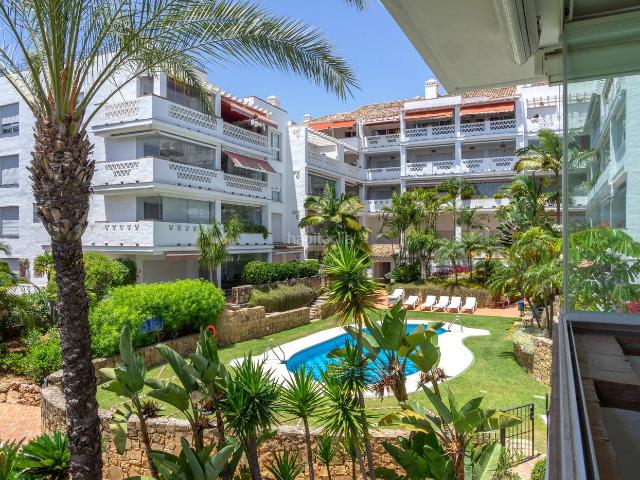 Apartamento en venta en Marbella, La Carolina Guadalpín. Excelente apartamento de tres dormitorios en primera planta, totalmente reformado, en la Milla de Oro de Marbella. Apartamentos.