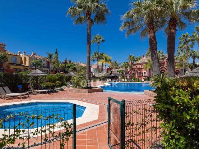Apartamento en venta en Marbella, La Dama de Noche La Alzambra. Amplio apartamento de 2 dormitorios en la exclusiva Urbanización Vasari, MarbellaDescubra una oportunidad única de vivir o inverti.