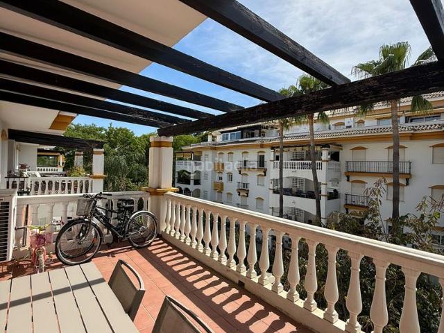 Apartamento en venta en Marbella, La Dama de Noche La Alzambra. Dos dormitorios, apartamento orientado al oeste en la comunidad cerrada de La Dama De Noche. Apartamentos.