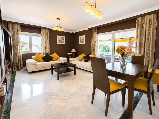 Apartamento en venta en Marbella, La Dama de Noche La Alzambra. There are places where time seems to move at a dif. Apartamentos.