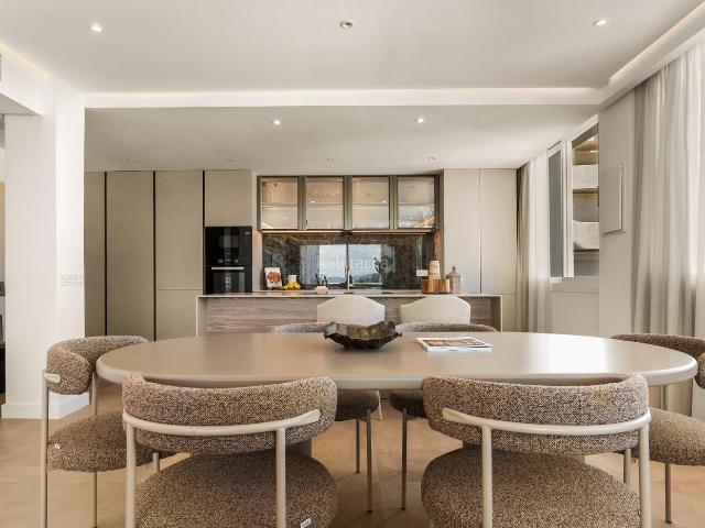 Apartamento en venta en Marbella, Las Brisas. Apartamento bellamente reformado con impresionantes vistas a la montaña. Apartamentos.