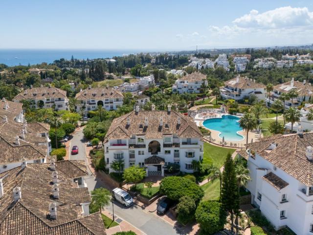 Apartamento en venta en Marbella, Lomas de Marbella Club. Elegante apartamento orientado al sur con vistas al mar y la montaña, amplias terrazas y acceso a exclusivas instalaciones tipo re.