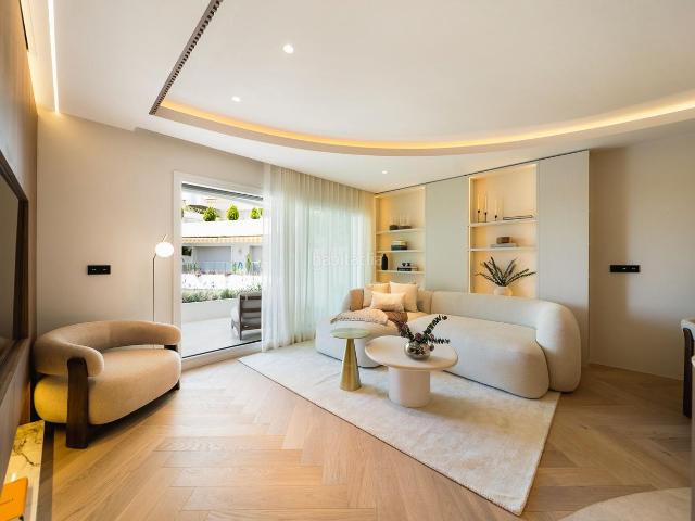 Apartamento en venta en Marbella, Lomas de Marbella Club. Elegante Apartamento de Tres Dormitorios con Vistas Panorámicas al Mar en la Milla de Oro de Marbella. Apartamentos.