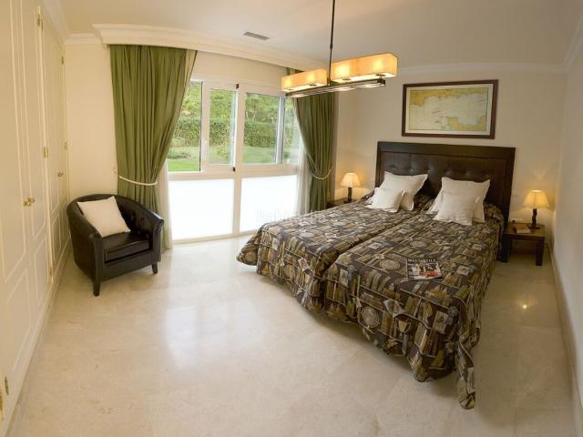 Apartamento en venta en Marbella, Los Naranjos. 69225 Espectacular Piso con Domótica y Suelo Radiante en Zona Prime de Nueva Andalucía. Apartamentos.