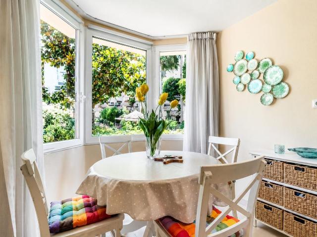 Apartamento en venta en Marbella, Los Naranjos. Exclusivo apartamento de lujo con vistas al mar en Marbella. Apartamentos.