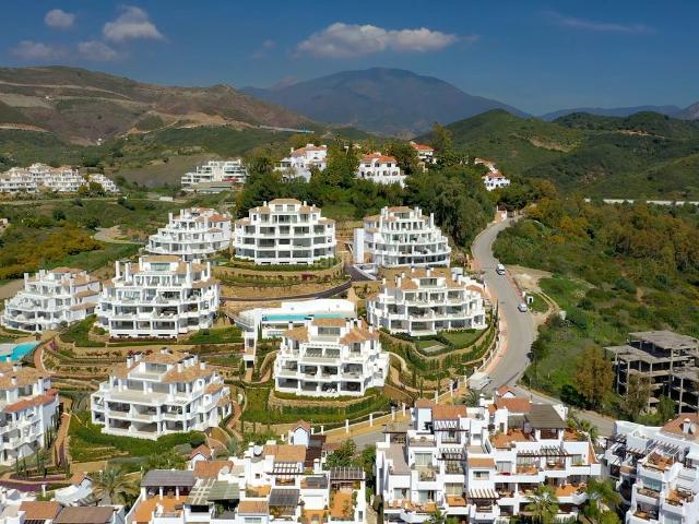 Apartamento en venta en Marbella, Los Naranjos. Exclusivo Apartamento de Lujo con 7 Dormitorios en Nueva Andalucía, Marbella. Apartamentos.