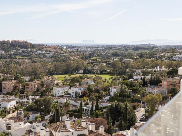 Apartamento en venta en Marbella, Los Naranjos. Impresionante apartamento con vistas panorámicas al mar en Nueva Andalucía. Apartamentos.
