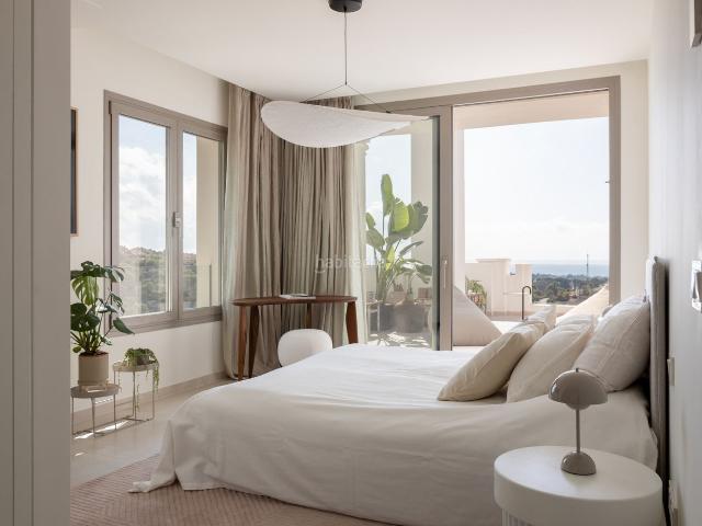 Apartamento en venta en Marbella, Los Naranjos. Increíble ático dúplex en impresionante desarrollo. Apartamentos.