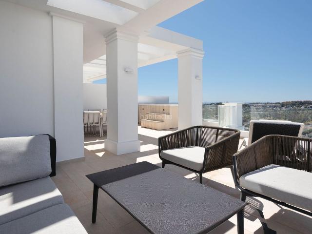 Apartamento en venta en Marbella, Los Naranjos. Vida elevada con vistas panorámicas al mar y un espacio exterior excepcional. Apartamentos.