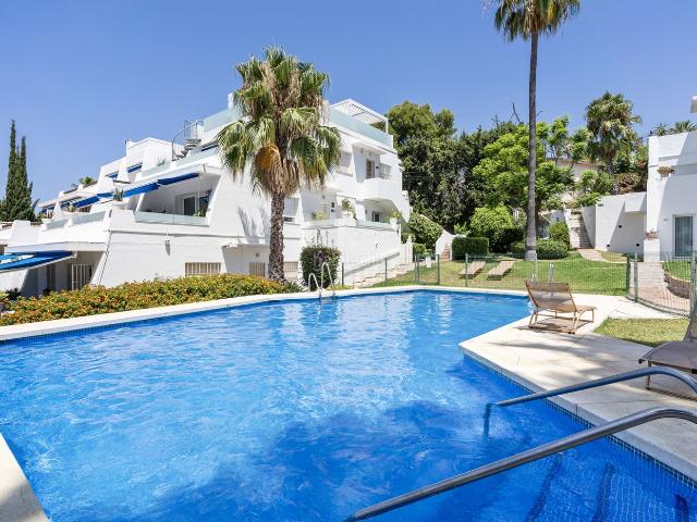 Apartamento en venta en Marbella, Nueva Andalucía centro. Amplio Apartamento de 3 Dormitorios en Nueva Andalucía A Poca Distancia de Puerto Banús. Apartamentos.