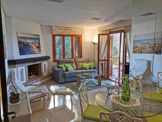 Apartamento en venta en Marbella, Los Naranjos. ELEGANTE APARTAMENTO ORIENTADO AL SUR CON VISTAS AL GOLF EN NUEVA ANDALUCIA. Apartamentos.
