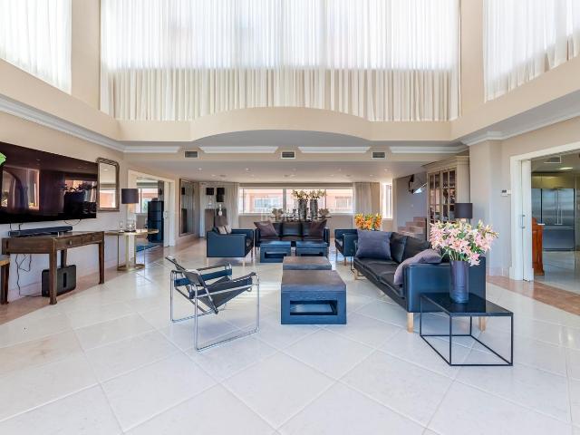 Apartamento en venta en Marbella, Nueva Andalucía centro. Increible apartamento con casi 1200 m2 5 habitaciones, 6 baños, espectacular vista a las montañas, a los campos de golf y al mar.