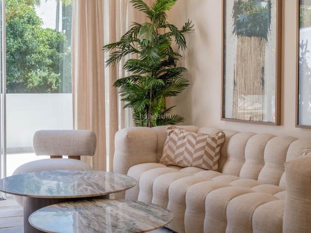 Apartamento en venta en Marbella, Nueva Andalucía centro. Planta baja de 3 dormitorios totalmente renovada, Marbella. Apartamentos.