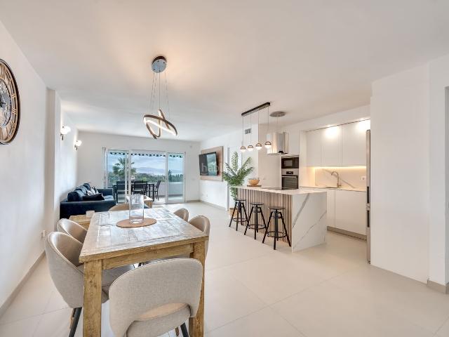 Apartamento en venta en Marbella, Nueva Andalucía centro. Stunning recentley updated apartemnt in Conjunto Casaño, Nueva Andalucia. Apartamentos.