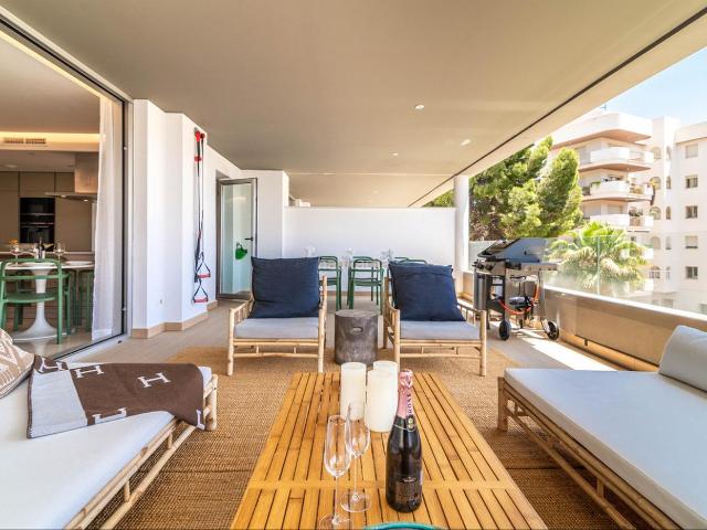 Apartamento en venta en Marbella, Nueva Andalucía centro. Un Oasis de Lujo y Confort en Royal Banús: Vida Moderna en el Corazón de Nueva Andalucía. Apartamentos.