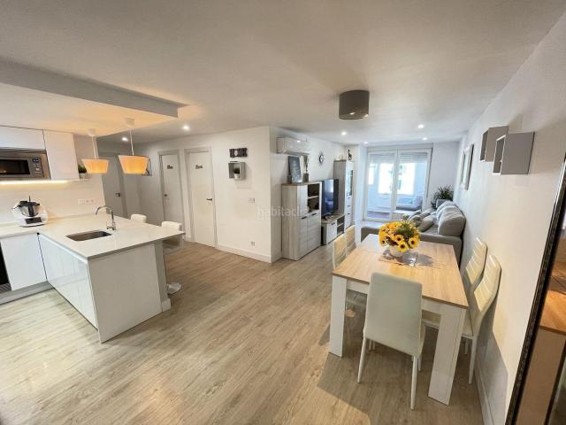 Apartamento en venta en Marbella, Playa Bajadilla Puertos. Apartamento de 3 habitaciones frente a la playa en Marbella. Apartamentos.