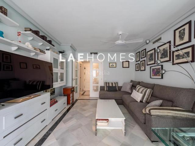 Apartamento en venta en Marbella, Playa Bajadilla Puertos. Marbella centro en primera línea de playa. Apartamentos.