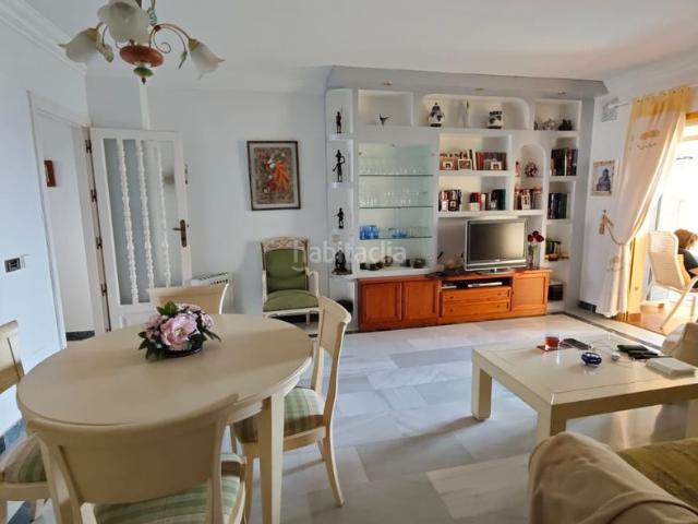 Apartamento en venta en Marbella, Playa Bajadilla Puertos. Piso en Primera Línea de Playa con Vistas Directas al Mar y Terraza. Apartamentos.