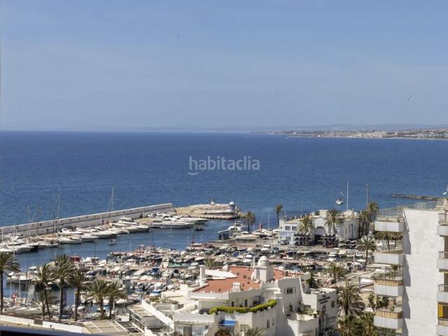 Apartamento en venta en Marbella, Playa Bajadilla Puertos. Primera línea de playa en el centro de Marbella con terraza panorámica. Apartamentos.