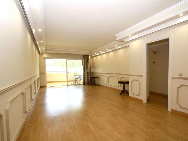 Apartamento en venta en Marbella, Playa de la Fontanilla. Oportunidad única. Apartamentos.