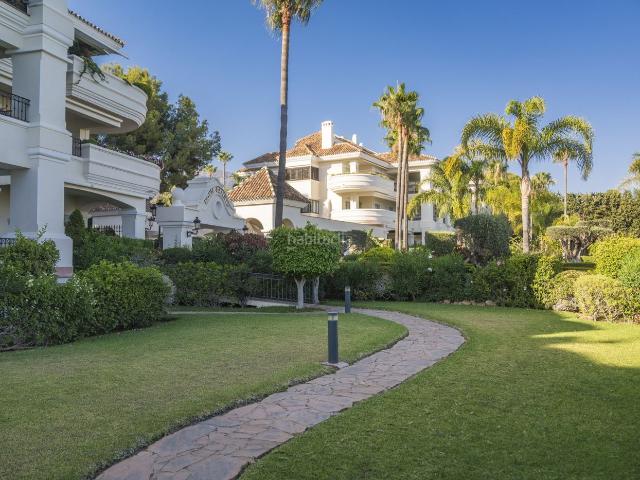 Apartamento en venta en Marbella, Puente Romano. Elegante apartamento reformado en planta baja con vistas al mar, terraza privada e interiores contemporáneos. Apartamentos.