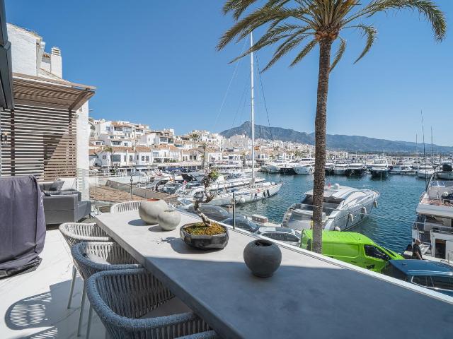 Apartamento en venta en Marbella, Puerto Banús. Apartamento contemporáneo en primera línea de playa con vistas panorámicas al mar en Puerto Banús. Apartamentos.