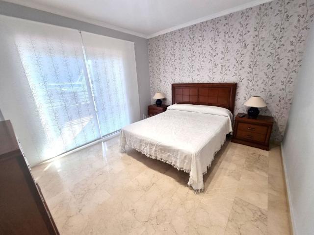 Apartamento en venta en Marbella, Puerto Banús. Apartamento en Puerto Banús con Vistas a jardines y piscinas. Apartamentos.