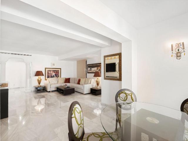 Apartamento en venta en Marbella, Puerto Banús. Apartamento en venta en Benabola, Puerto Banús Vistas al puerto y oportunidad de inversión privilegiada. Apartamentos.