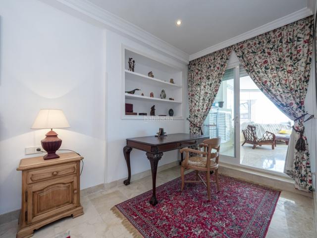 Apartamento en venta en Marbella, Puerto Banús. APARTAMENTO FRENTE A LA PLAYA EN PUERTO BANUS CON INCREIBLES VISTAS. Apartamentos.