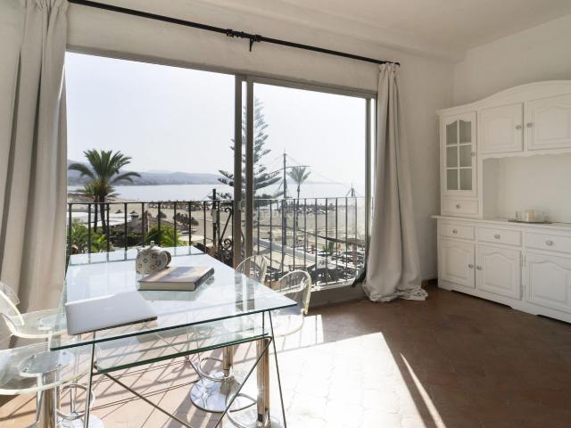 Apartamento en venta en Marbella, Puerto Banús. Apartamento Frente al Mar en Puerto Banús Vistas Frontales al Mar en la Dirección Más Exclusiva de Marbella. Apartamentos.
